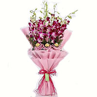 Gifts Online Bangalore. Send 10 Pcs Ferrero Rocher 10 Red White Roses Bouquet for Friendship Day